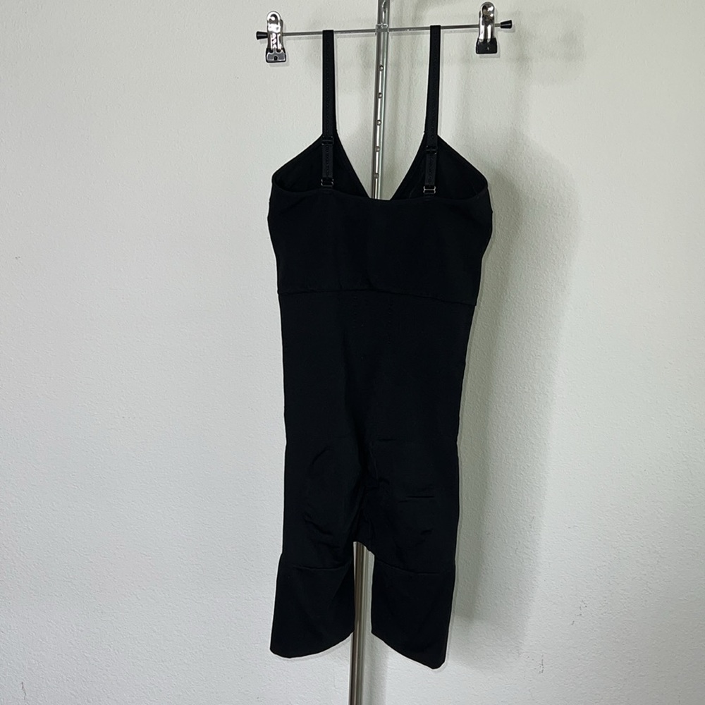 🔹 Spanx Mid-Thigh Bodysuit - Picture 2 of 3